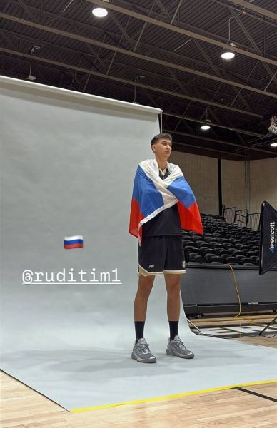 Российский баскетболист позировал с флагом России в команде NCAA в США