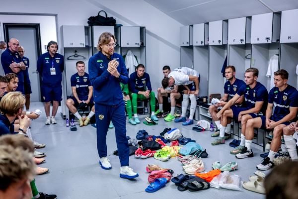 Главный тренер сборной России предложил изобразить лабубу на банкноте номиналом в 500 рублей